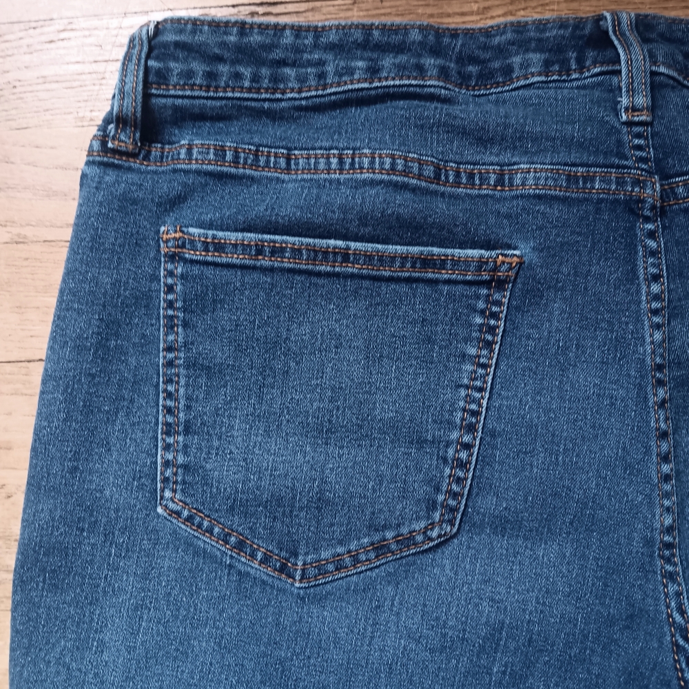 Universal Thread Women's Faded Blue Denim Roll Up Jean Shorts 16/33 - Picture 8 of 12